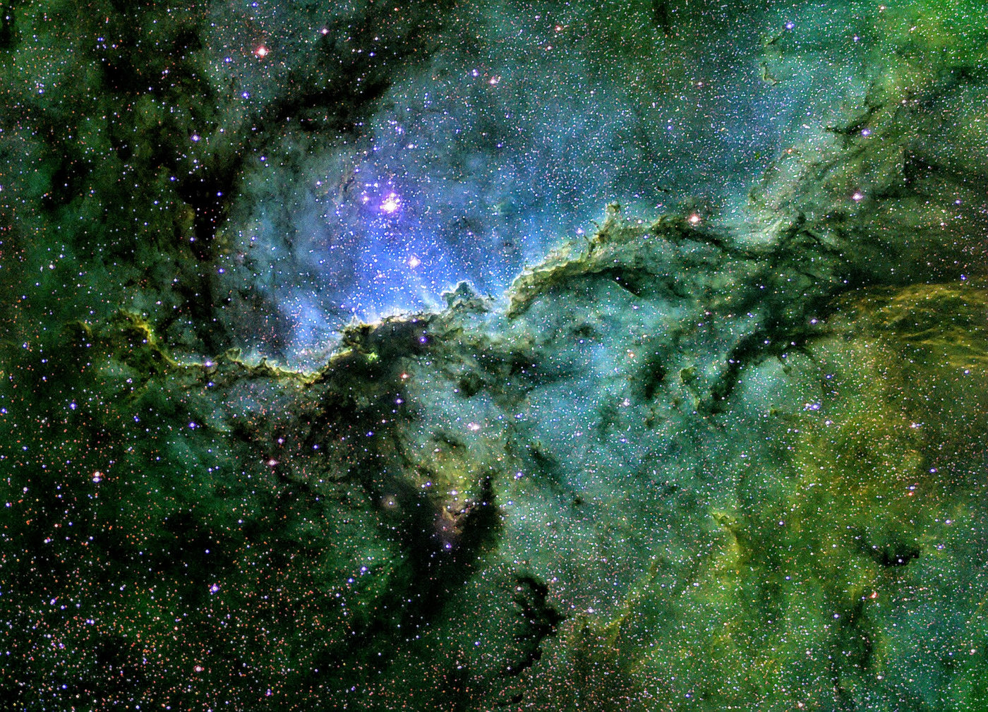Ein Foto von NGC 6193, grün eingefärbt und geschärft. Es sieht aus wie zwei ineinander greifende Hände aus schwarzem Staub vor grünem Hintergrund.