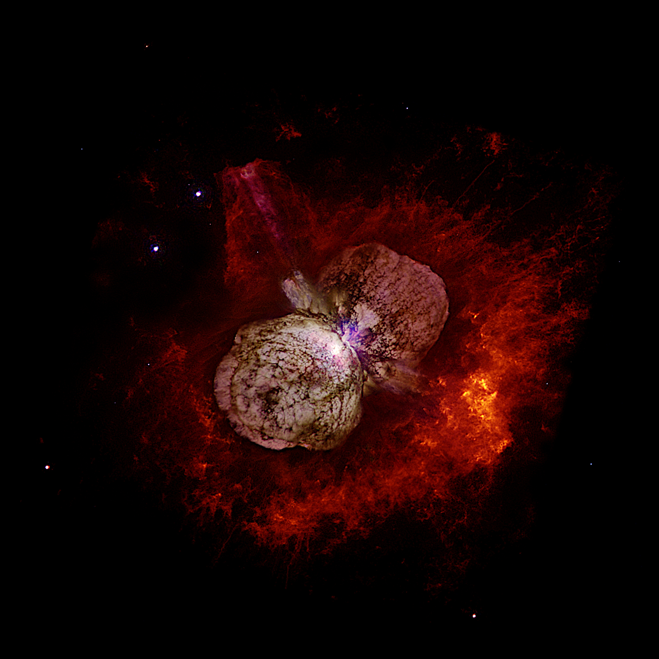 Der Homunkulusnebel, der Eta Carinae ABC umgibt: Durch eine Supernova entstandene graue Staubwolken umgeben von rotem Dunst.